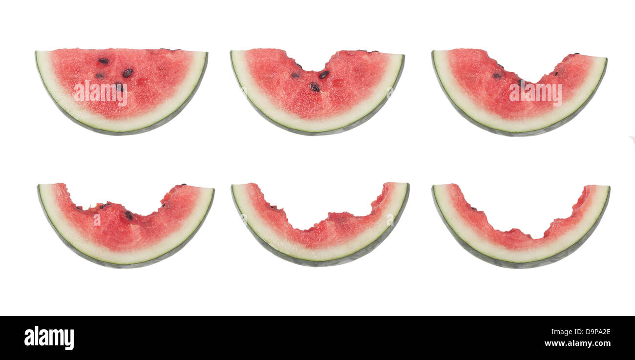 Différentes étapes d'une tranche de melon d'être mangé isolé sur fond blanc Banque D'Images