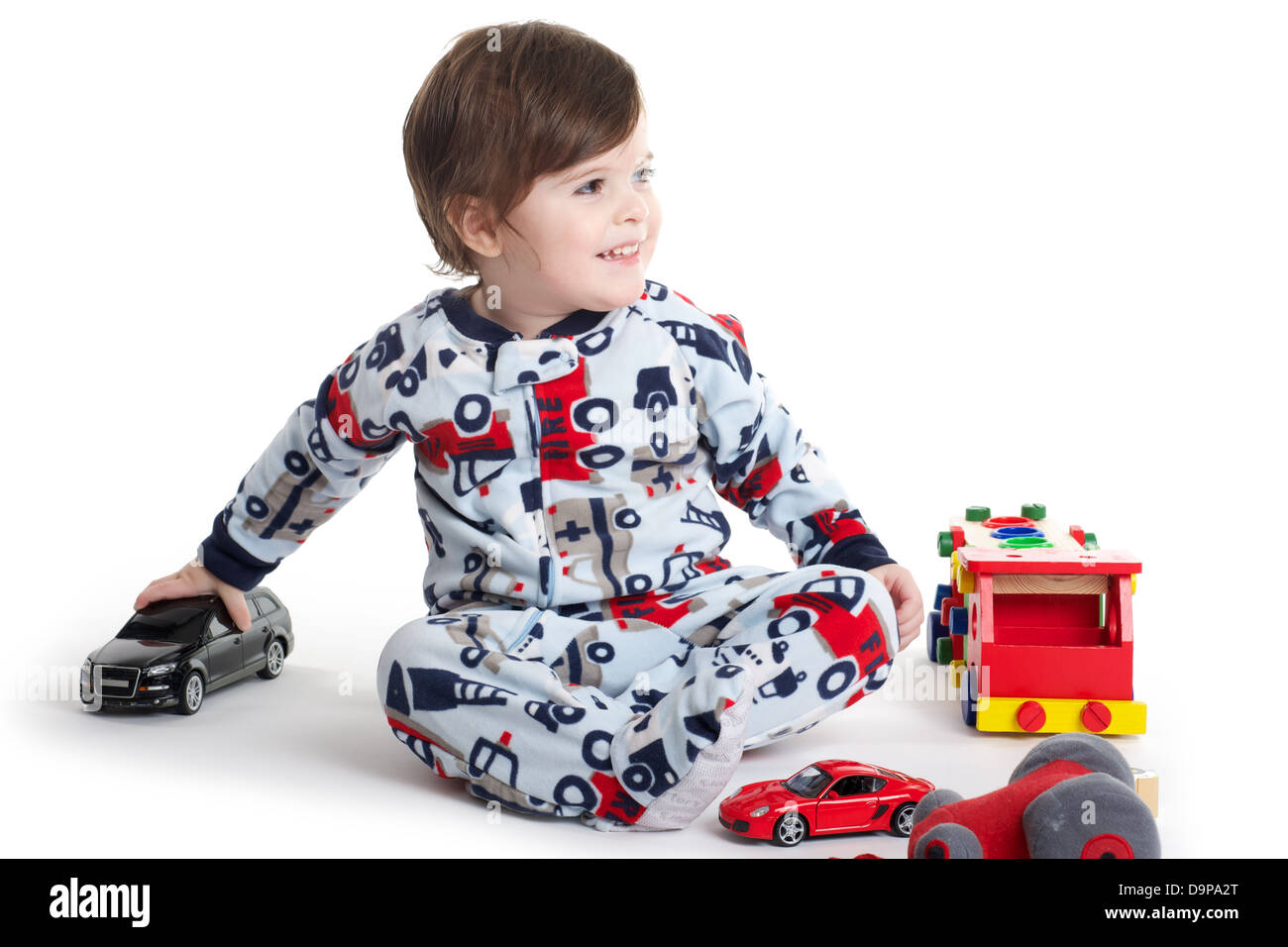Bébé tout-petit enfant jouant avec des jouets de voiture Banque D'Images