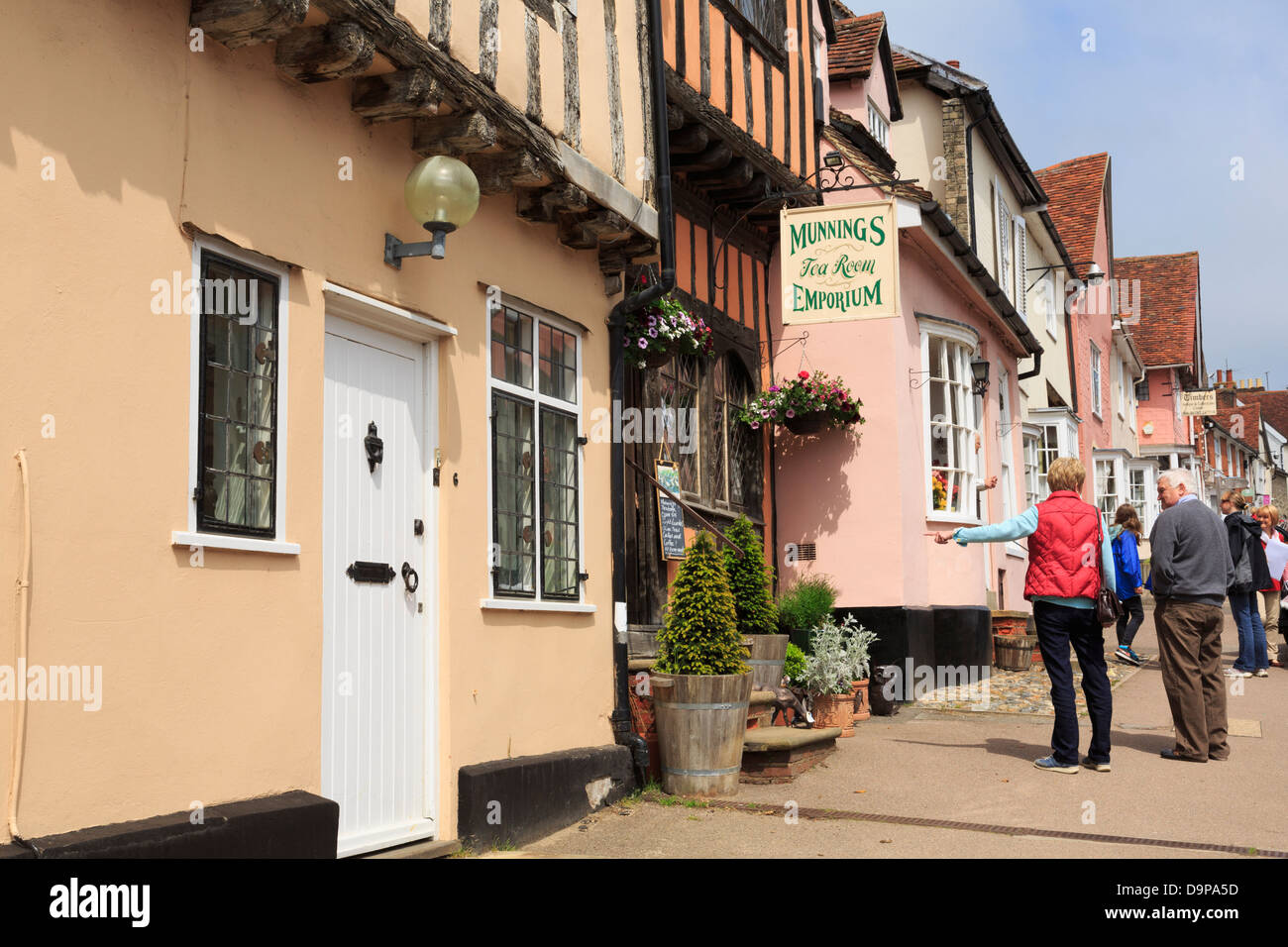 Les gens de l'extérieur Munnings Salon de Thé Emporium dans le centre du village historique. High Street, Long Melford, Suffolk, Angleterre, Royaume-Uni, Angleterre Banque D'Images