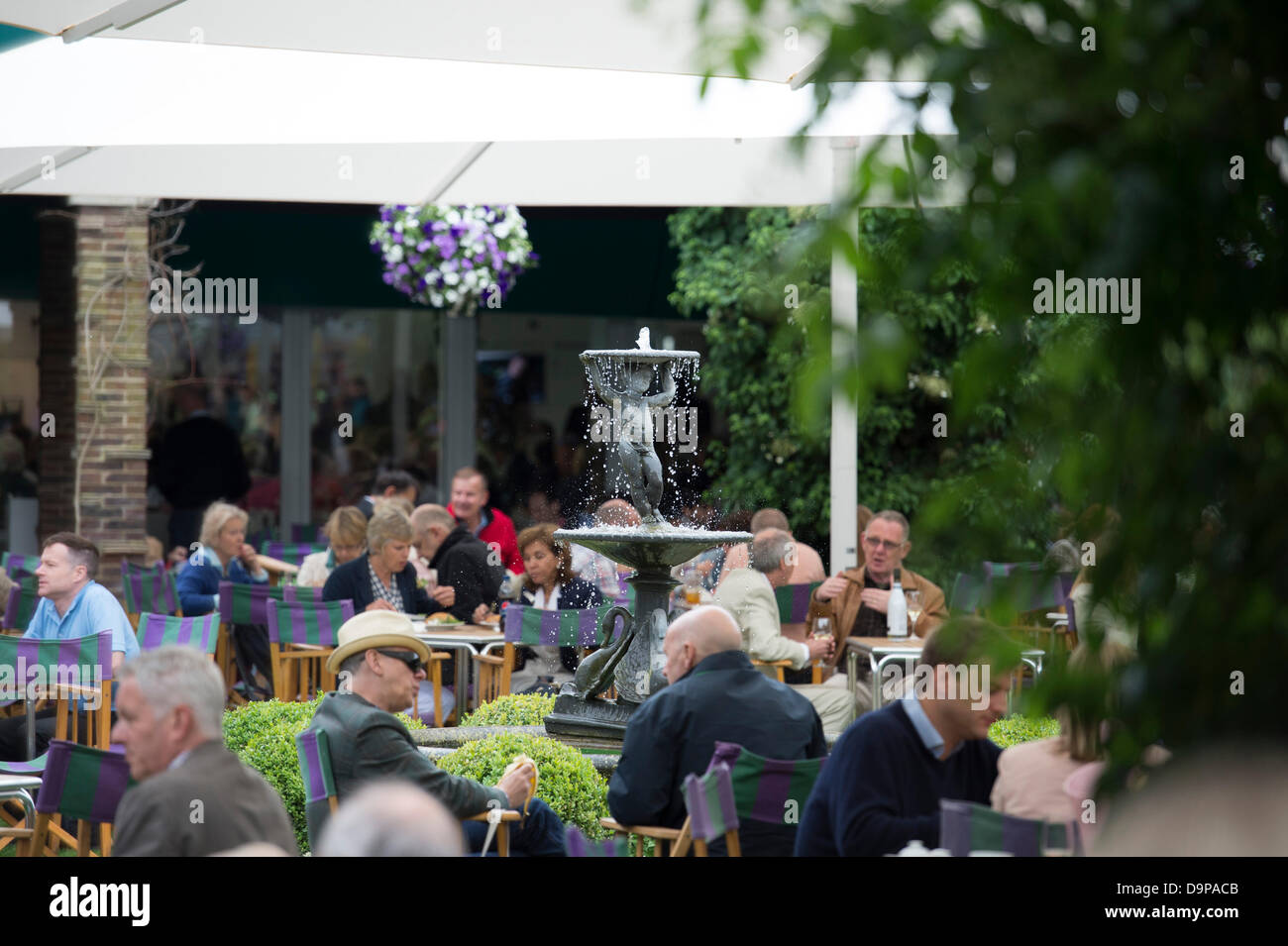 Le All England Lawn Tennis et croquet Club, London, UK. 24 juin 2013. Les Championnats de tennis de Wimbledon 2013. Vue générale (GV). Wimbledon,s Cafe Pergola. Credit : Duncan Grove/Alamy Live News Banque D'Images
