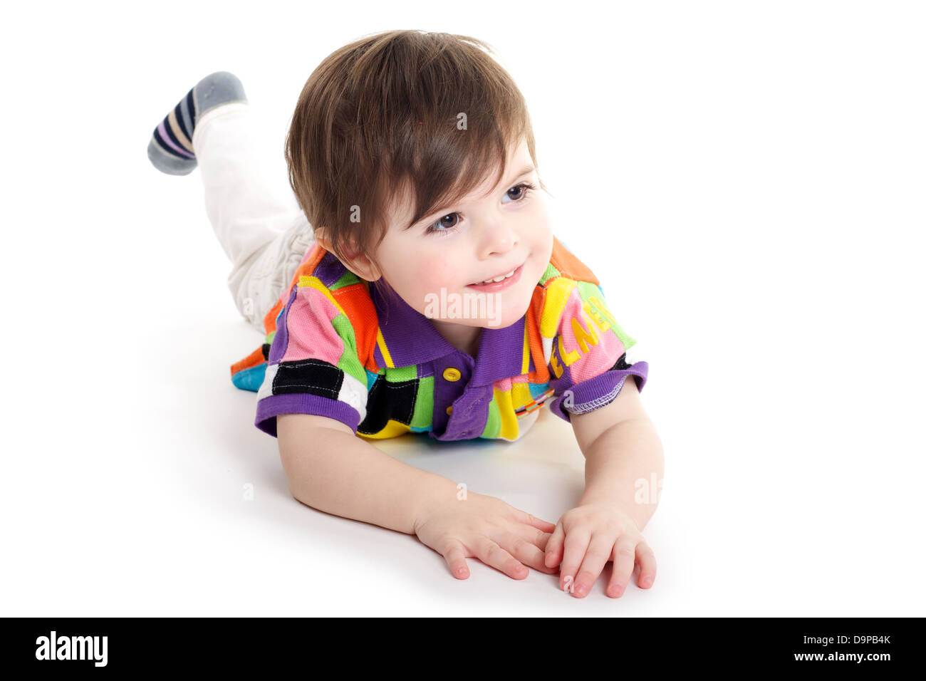 Mignon bébé enfant jouant sur le plancher Banque D'Images