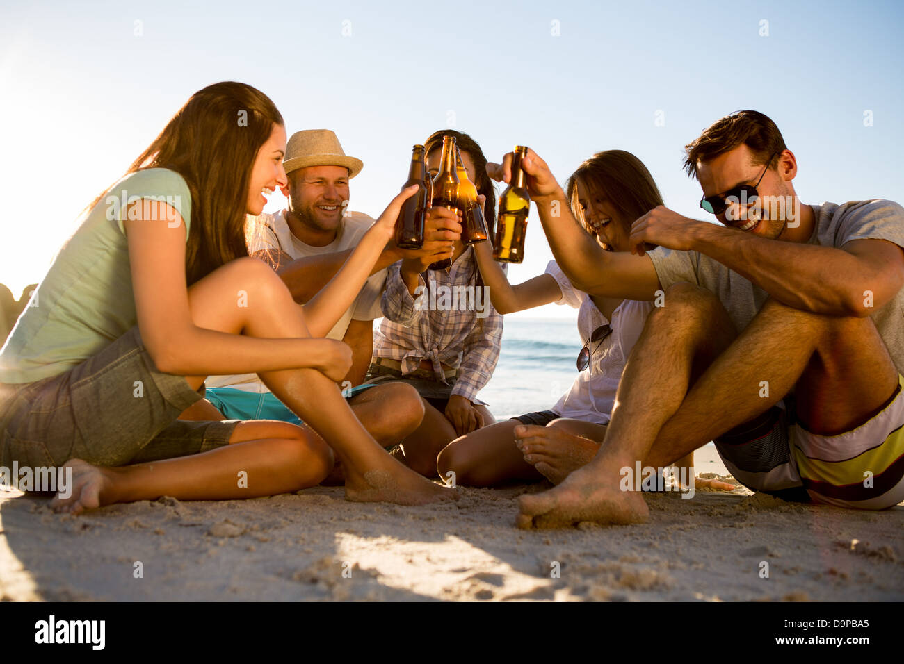 Les amis à faire la fête sur la plage Banque D'Images