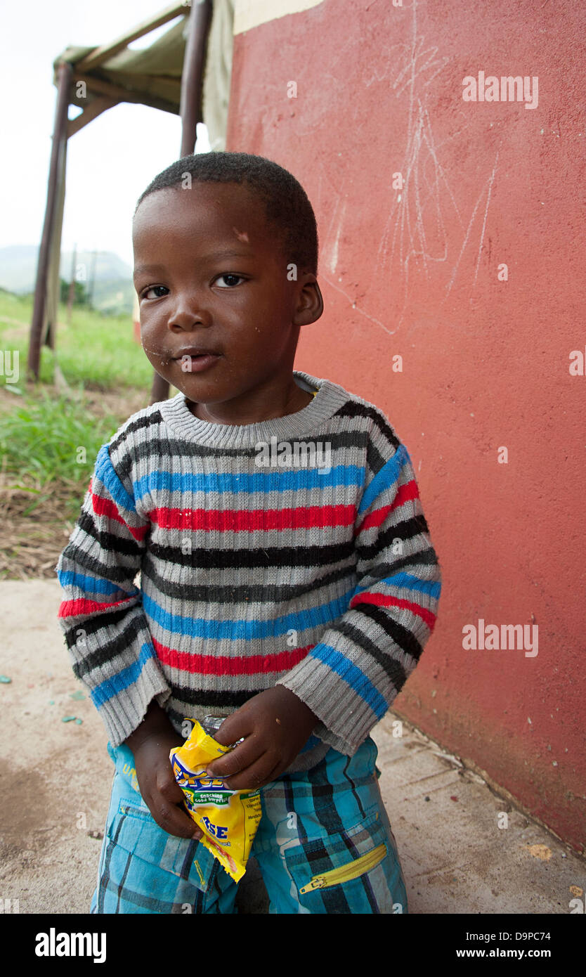 Jeune garçon avec une pose pour paquet caméra à l'école maternelle de campagne. L'Afrique du Sud. Banque D'Images