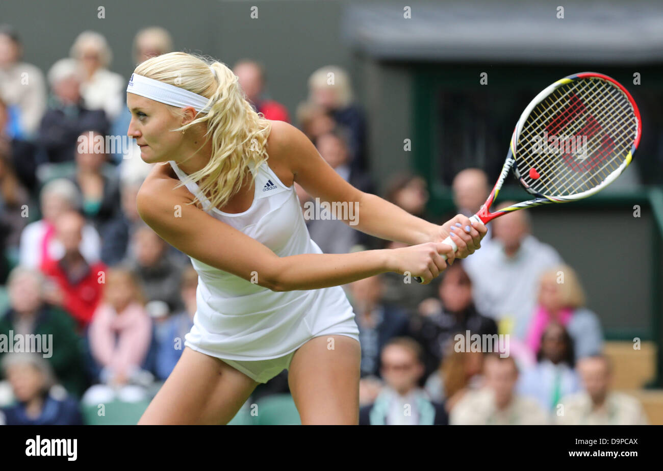 Londres, Royaume-Uni. 24 Juin, 2013. Maria Sharapova( RUS ) contre Kristina Miadenovic( FRA) au cours de la première journée de la Le tennis de Wimbledon 2013 tenue à l'All England Lawn Tennis et croquet Club, Londres, Angleterre, Royaume-Uni. Credit : Action Plus Sport/Alamy Live News Banque D'Images