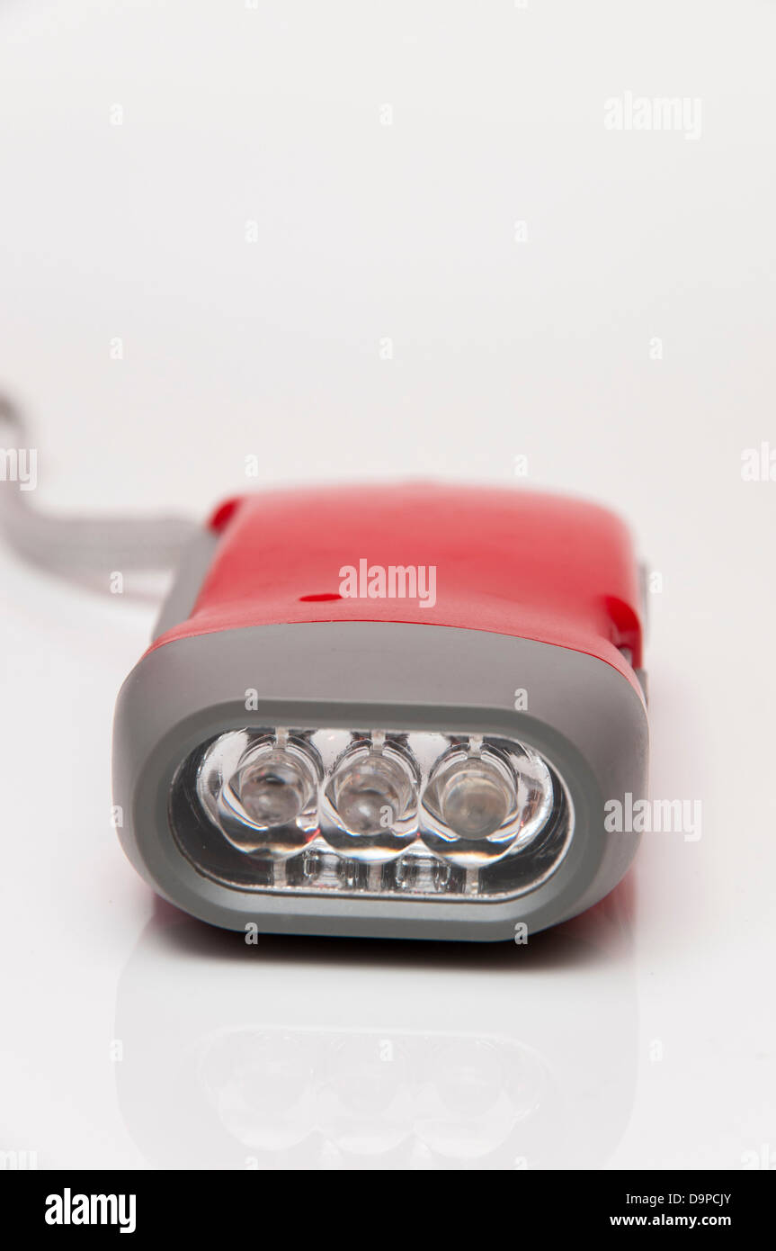Lampe torche dynamo couleur rouge qui peut être chargée via une poulie  spinning Photo Stock - Alamy