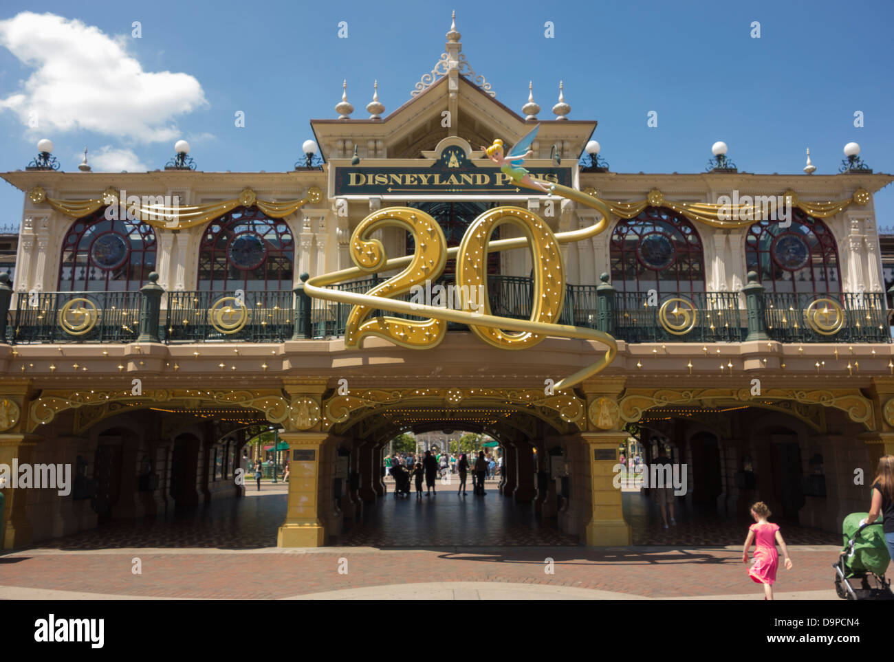 Un grand affichage 20ème anniversaire de Disneyland Paris Banque D'Images