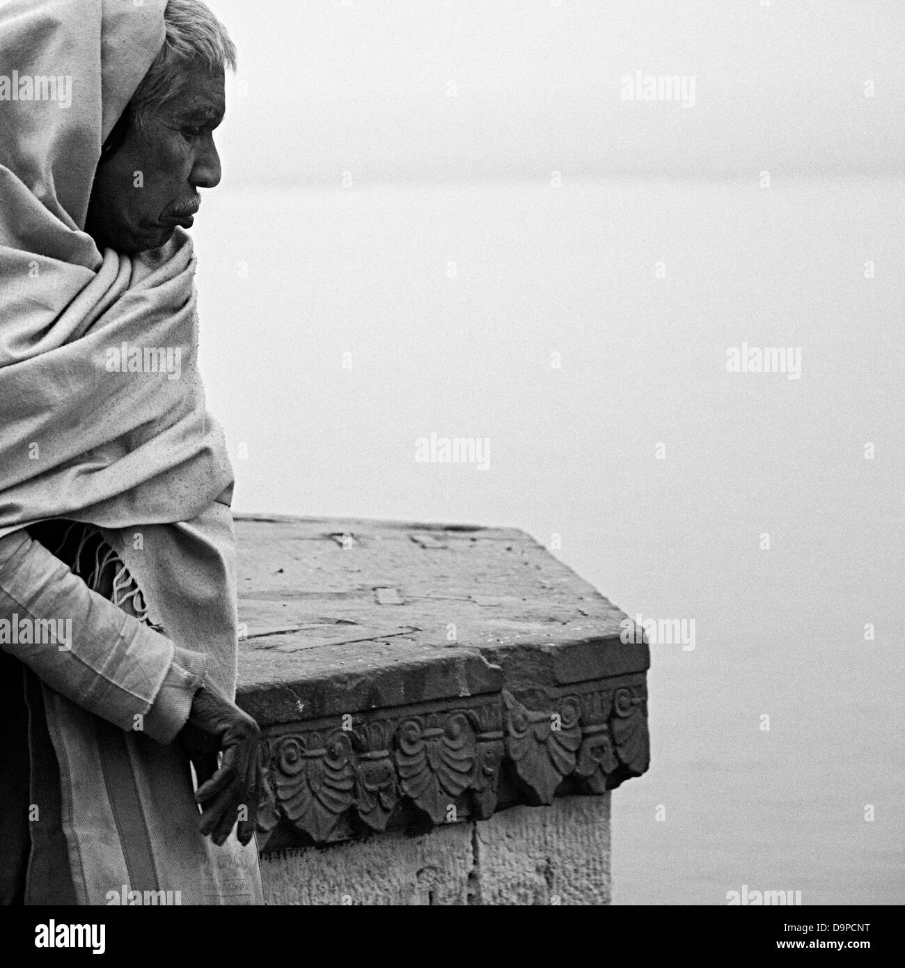 L'homme sur la gaths. Varanasi, Benares, Uttar Pradesh, Inde Banque D'Images