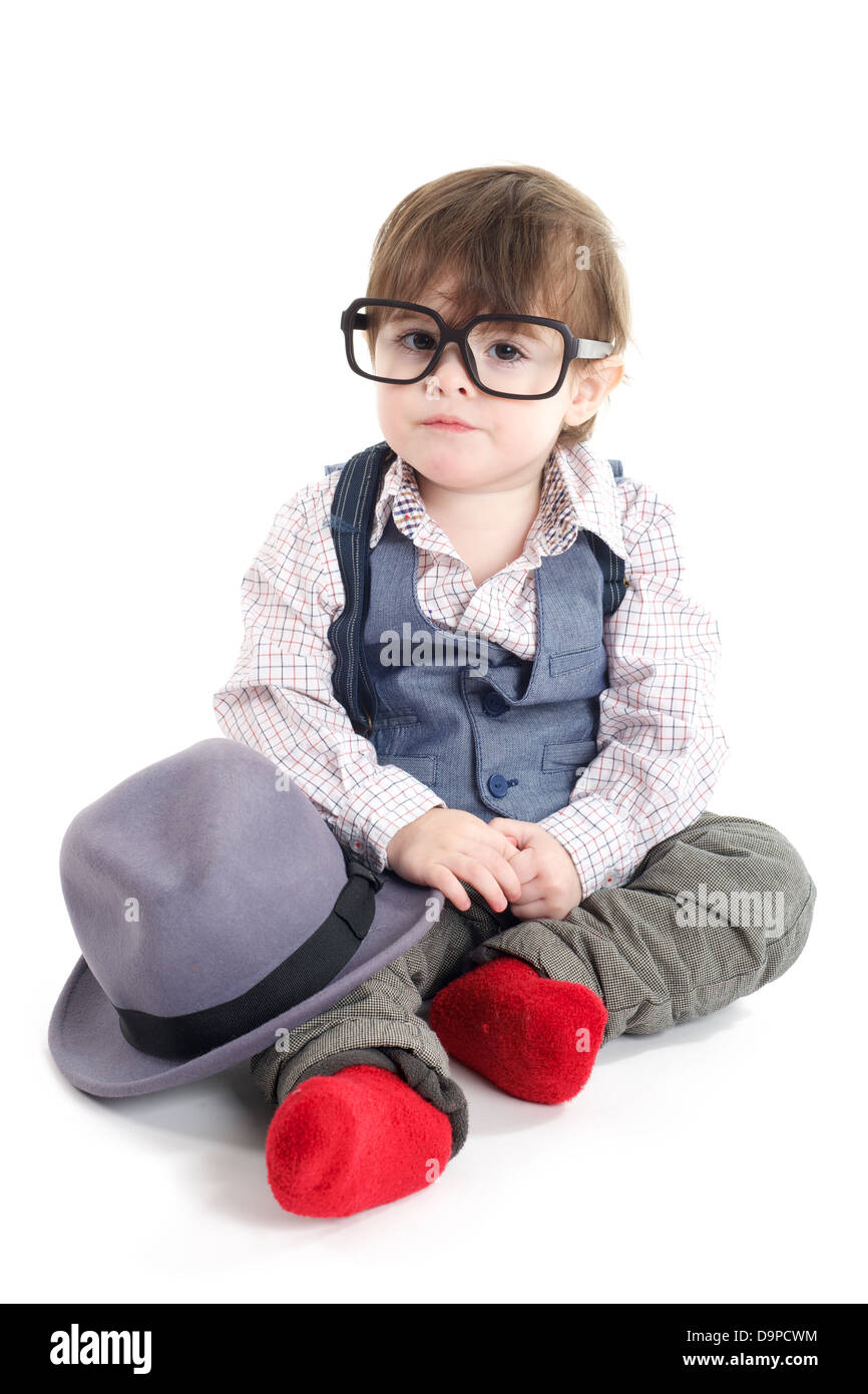 Smart baby Cute kid sitting avec chapeau et lunettes Banque D'Images