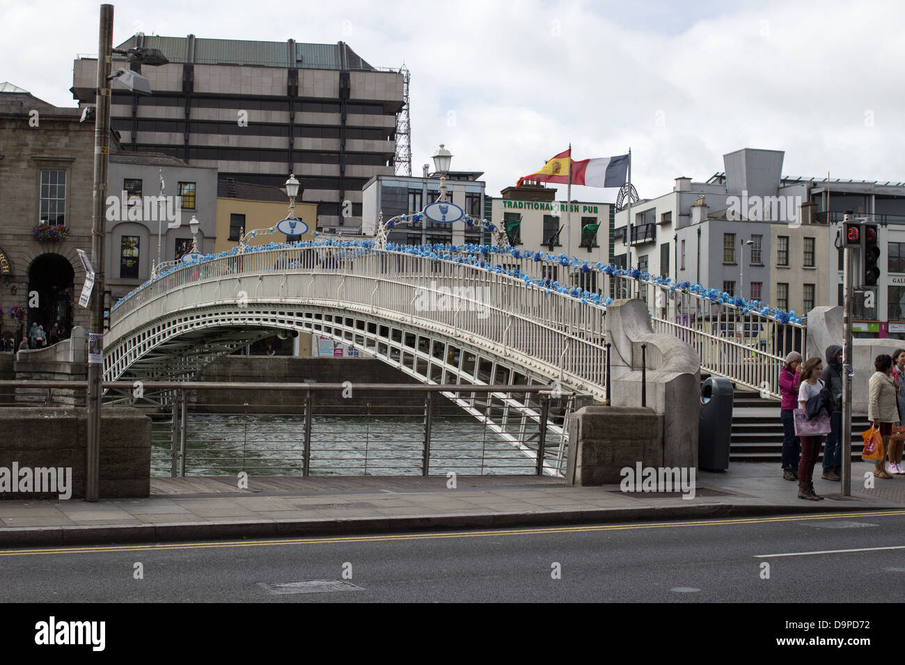 Ha'penny Bridge décoré pour la Journée mondiale de Schtroumpfs, Dublin, Irlande. Banque D'Images