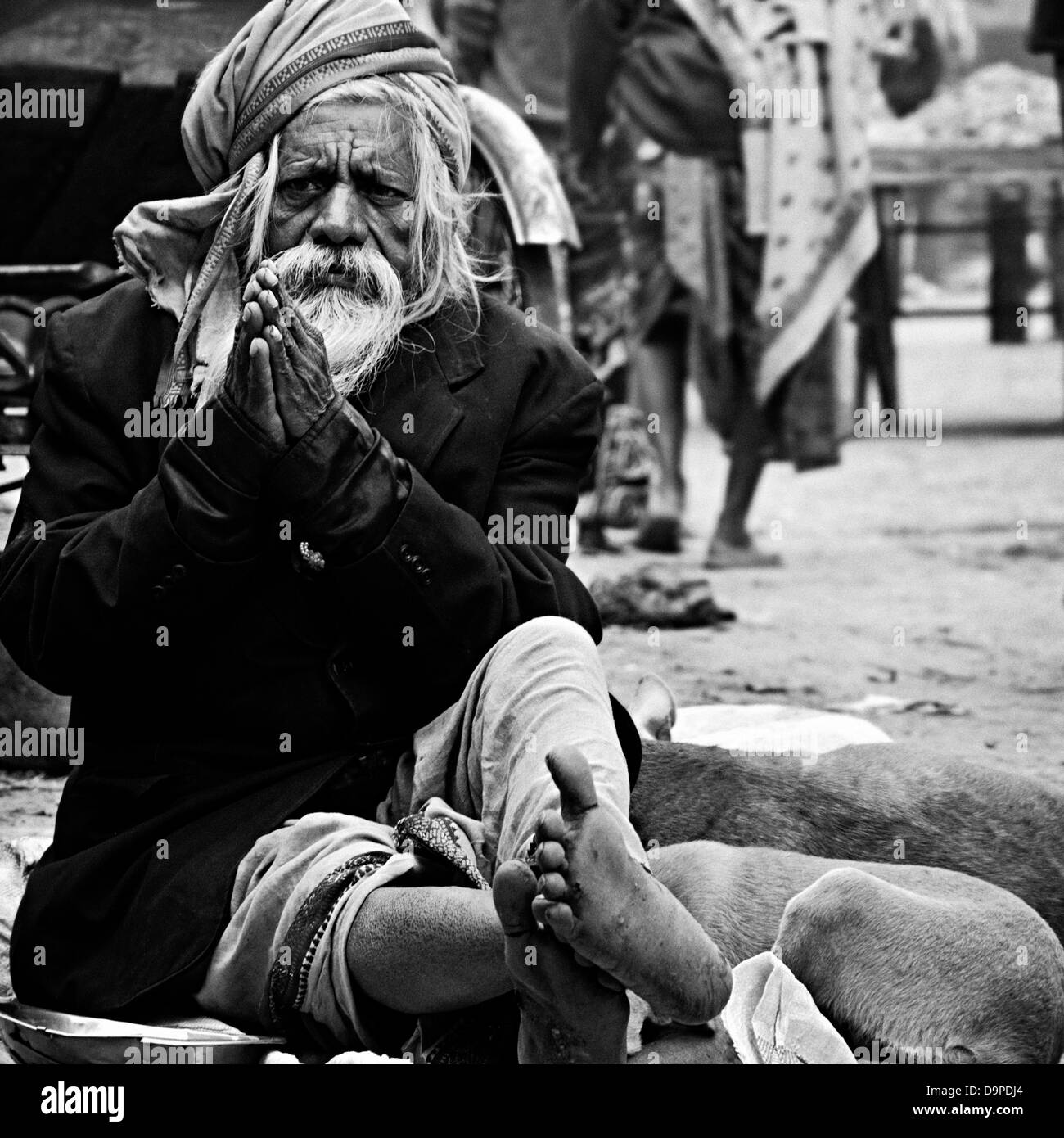 Homme mendiant dans les rues de la vieille ville. Varanasi, Benares, Uttar Pradesh, Inde Banque D'Images