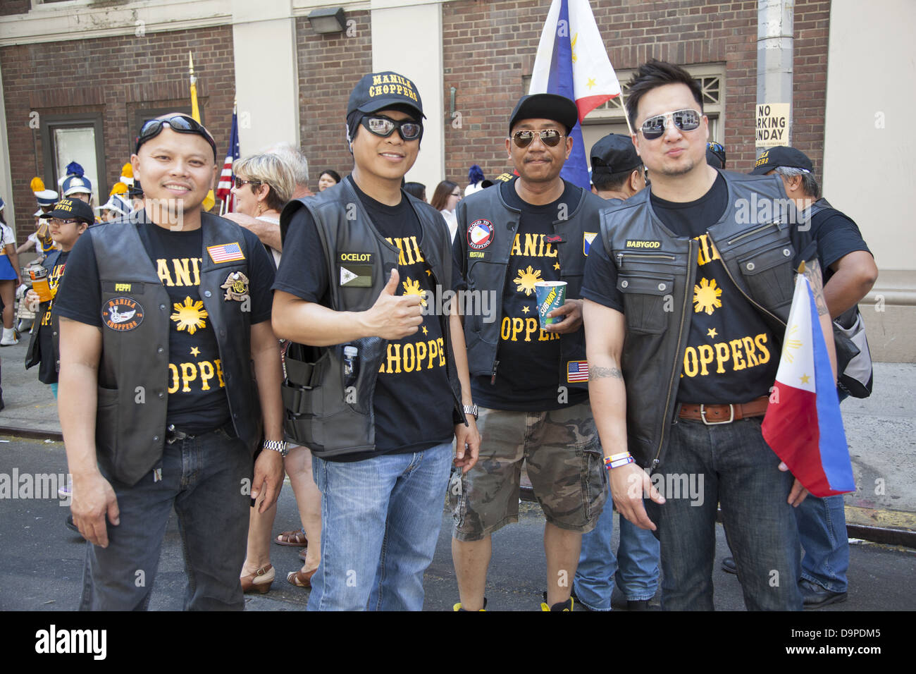 Les membres d'un club de moto philippins de New Jersey prêt à rouler & mars à la parade à NYC Banque D'Images