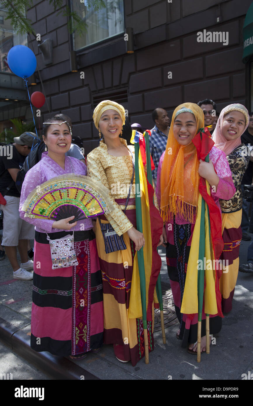 Les femmes en costumes colorés prêt à effectuer dans la Parade sur l'avenue Madison à NEW YORK Banque D'Images