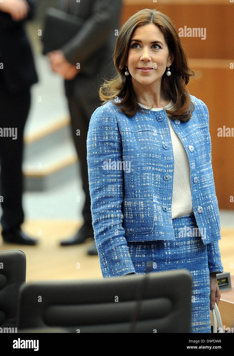 Düsseldorf, Allemagne. 24 Juin, 2013. La princesse Mary du Danemark visite la salle plénière du parlement de l'état de Rhénanie du Nord à Duesseldorf, Allemagne, 24 juin 2013. Photo : HENNING KAISER/dpa/Alamy Live News Banque D'Images