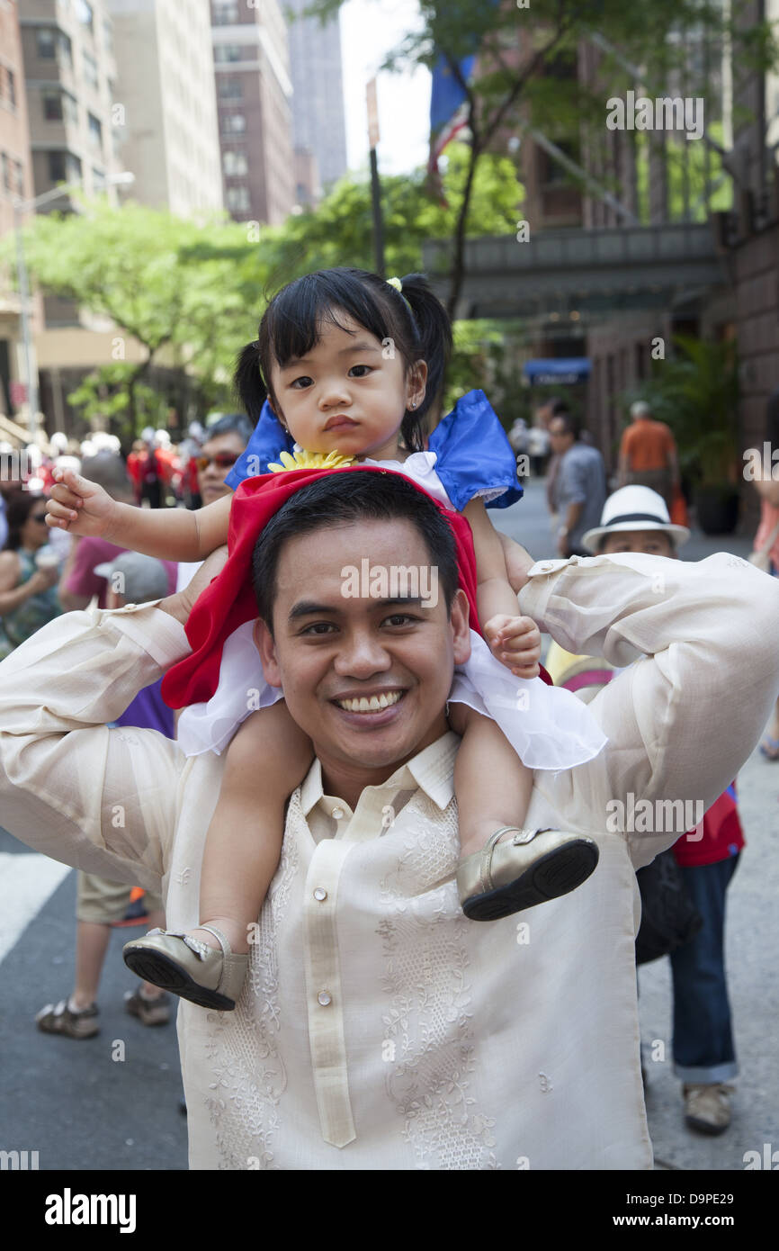 Happy Young Filipino père américain et sa fille à la parade sur l'avenue Madison à New York. Banque D'Images
