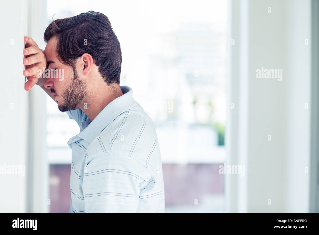 Man stressant sur le mur Banque D'Images