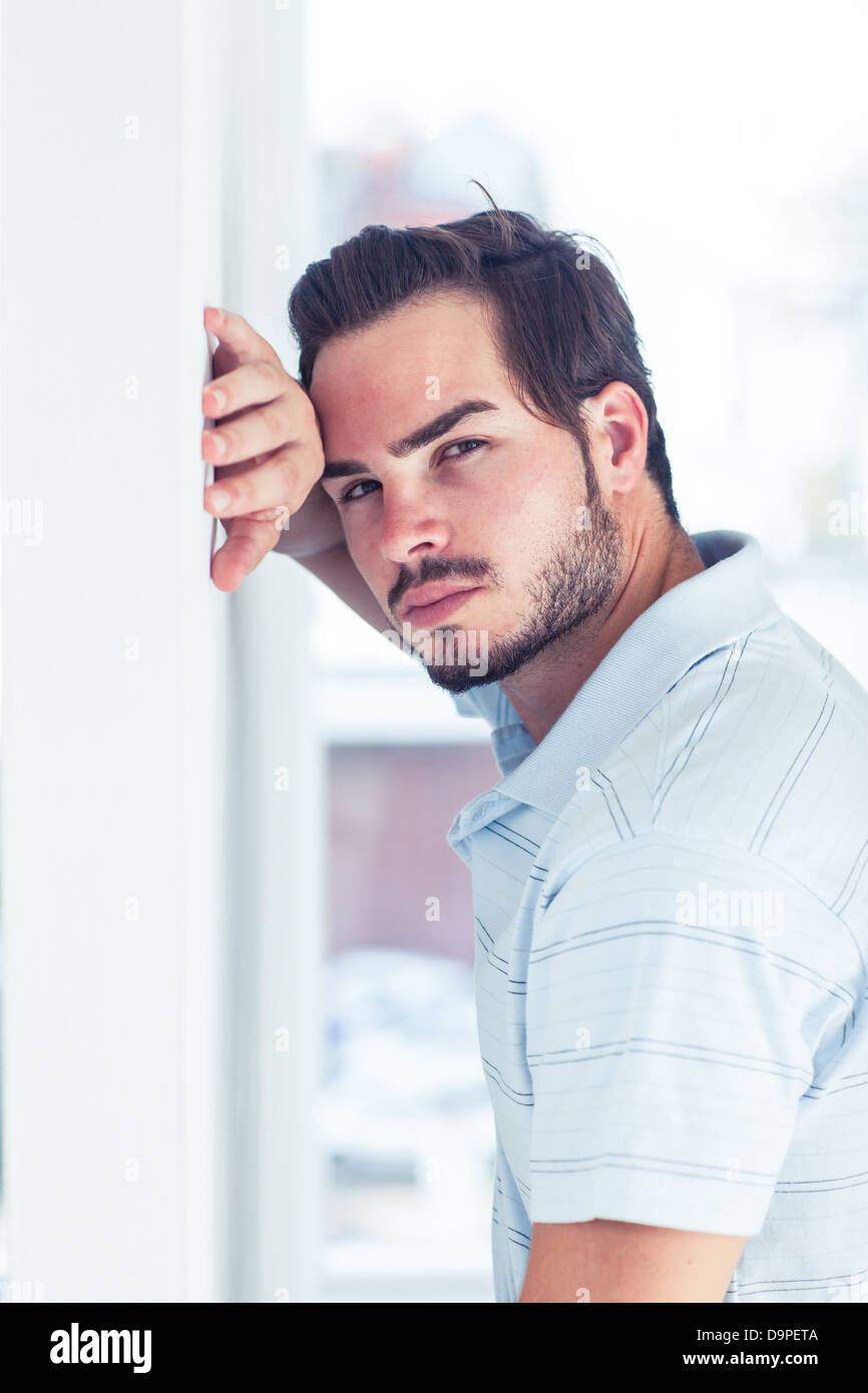 Bel homme à la peur Banque D'Images