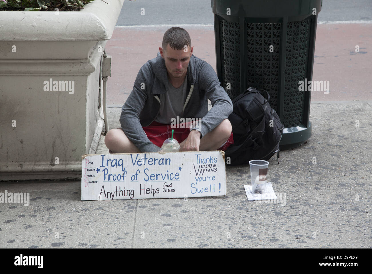 Les jeunes sans-abri un ancien combattant de la guerre de l'Iraq mendier dans la 34e Rue à New York City. Il y a beaucoup de blessés de guerre dans les rues de la ville, errant Banque D'Images