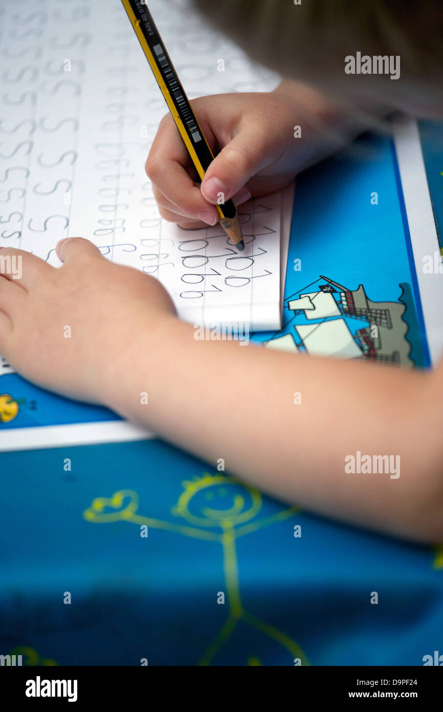 Gros plan d'une école primaire au Royaume-Uni faire écriture. Banque D'Images