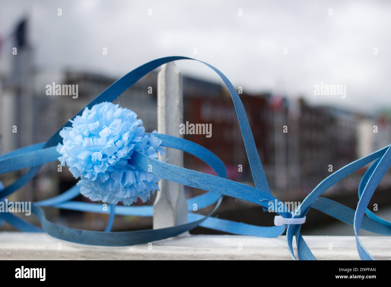 Fleur bleu attaché à la Ha'penny Bridge, Dublin, Irlande. Le pont a été décoré pour la Journée mondiale de Schtroumpfs. Banque D'Images