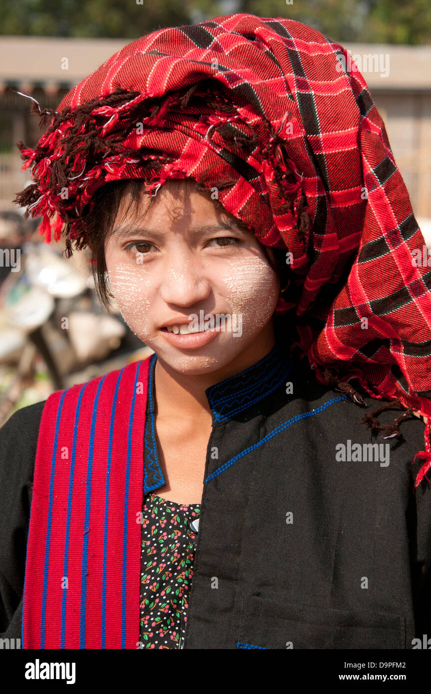 Les jeunes Pa-O woman wearing red vérifié coiffure traditionnelle souriant à la caméra dans un marché Myanmar (Birmanie) Banque D'Images