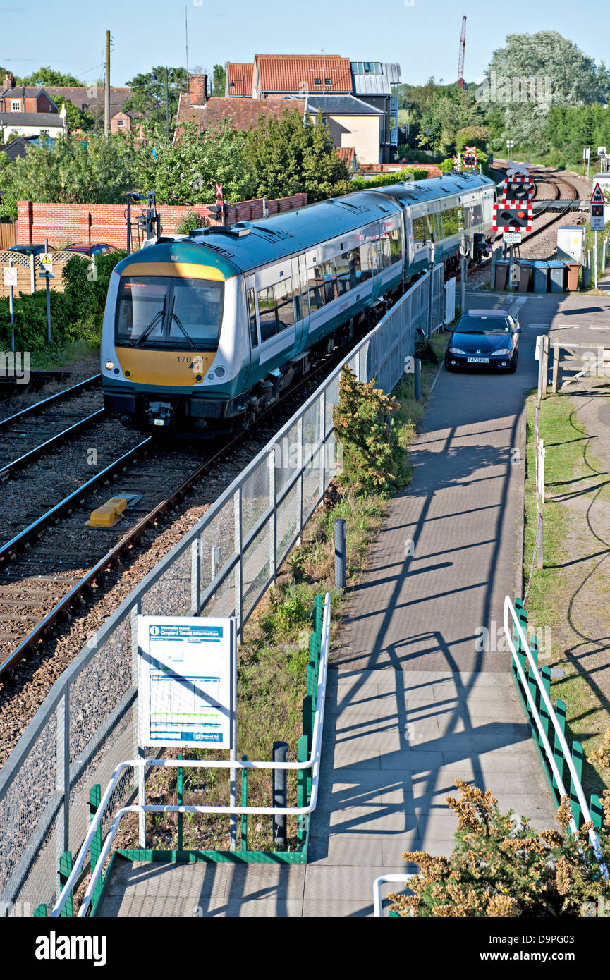 Un train diesel près de Woodbridge Gare sur la ligne East Suffolk en Angleterre Banque D'Images