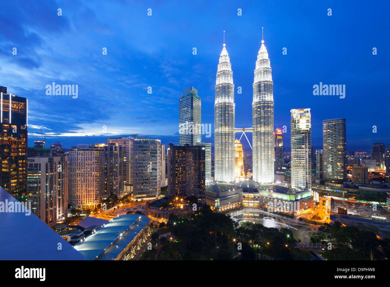 Les Tours Petronas au crépuscule, Kuala Lumpur, Malaisie Banque D'Images