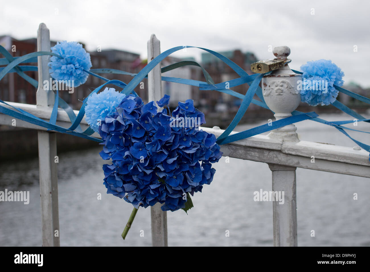 Fleurs bleu fixé sur le Ha'penny Bridge, Dublin, Irlande. Le pont a été décoré pour la Journée mondiale de Schtroumpfs. Banque D'Images