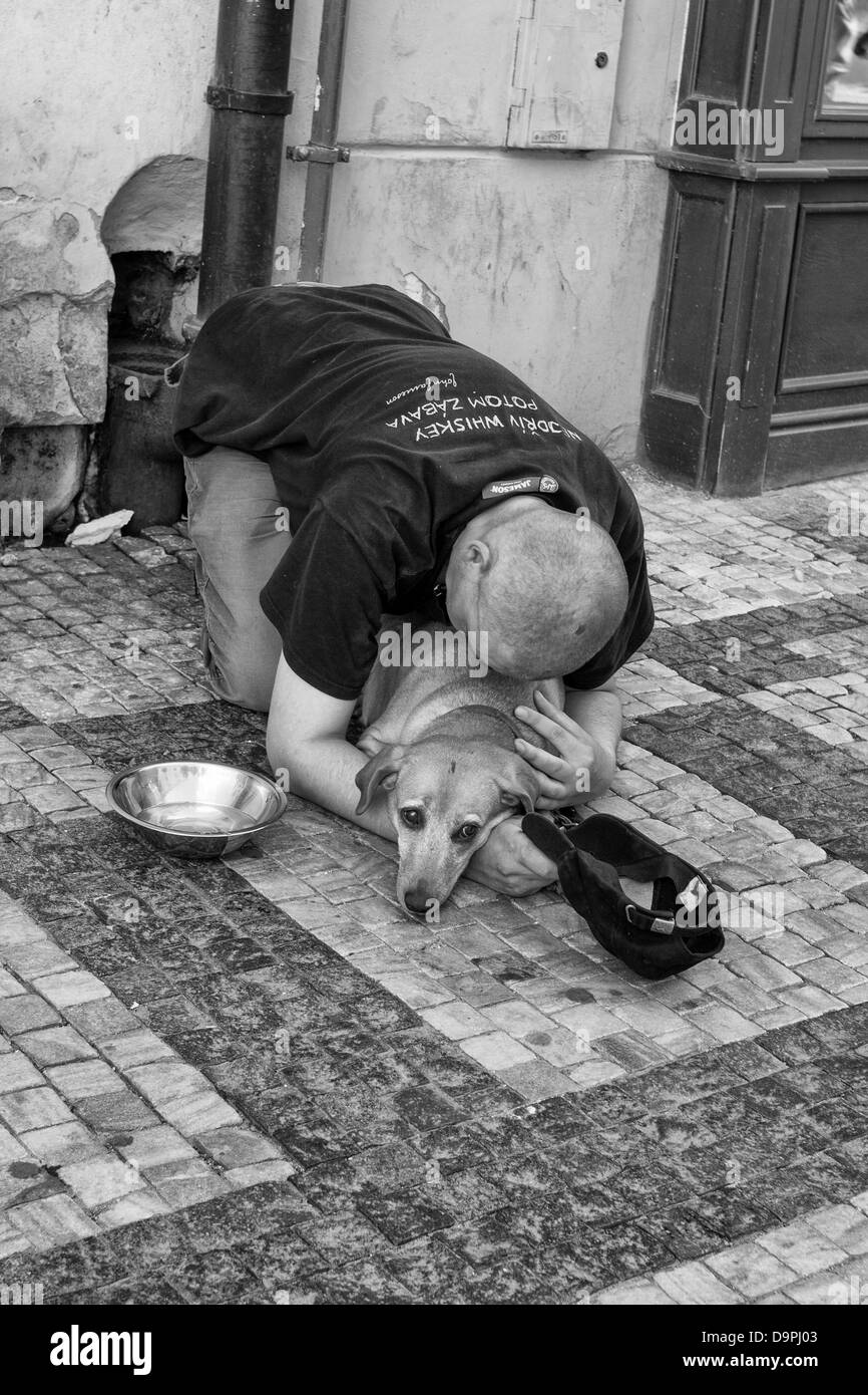 Homme avec chien triste mendiant dans la rue en bas Banque D'Images