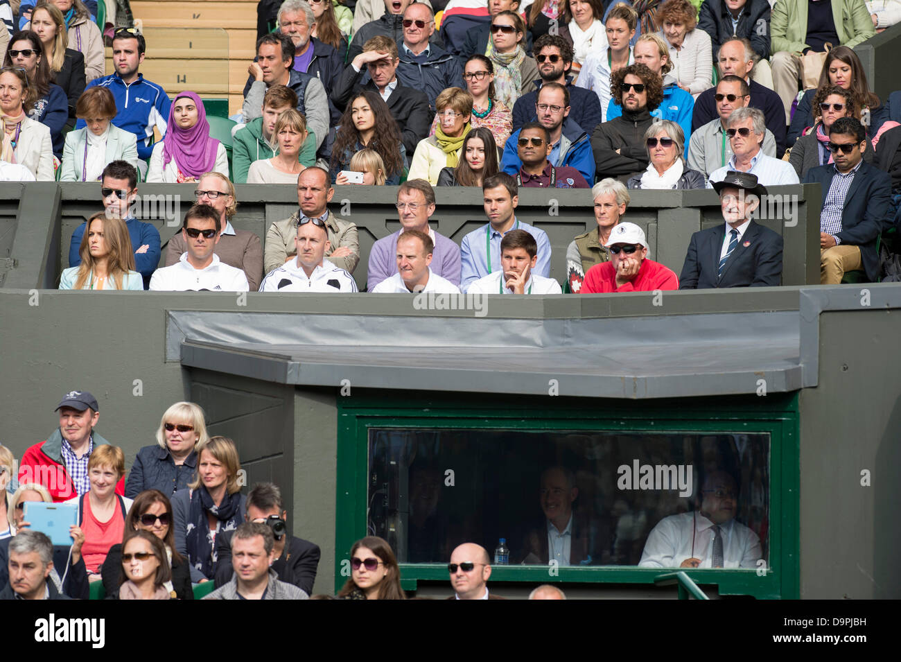 Londres, Royaume-Uni. 24 Juin, 2013. Les Championnats de tennis de Wimbledon 2013 tenue à l'All England Lawn Tennis et croquet Club, Londres, Angleterre, Royaume-Uni. Andy Murray (GBR) [2] v Benjamin Becker (GER) (avec chapeau) à jouer sur le Court central. La tem Murray y compris mère Judy Murray (rangée arrière droite) et petite amie Kim Sears de regarder le match. Credit : Duncan Grove/Alamy Live News Banque D'Images