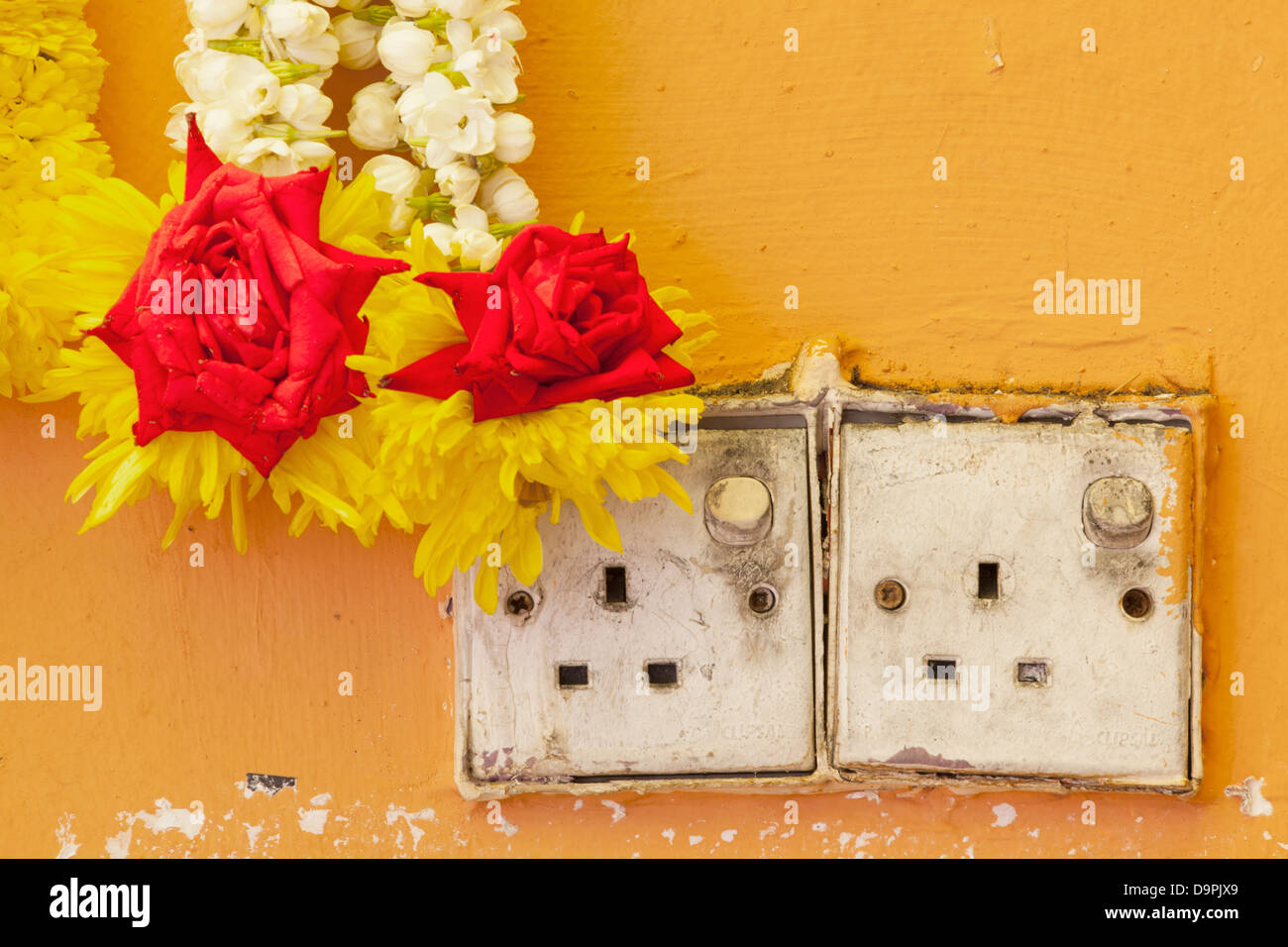 Flower Power, Power Socket et fleurs Garland, Brickfields, Little India, Kuala Lumpur, Malaisie Banque D'Images