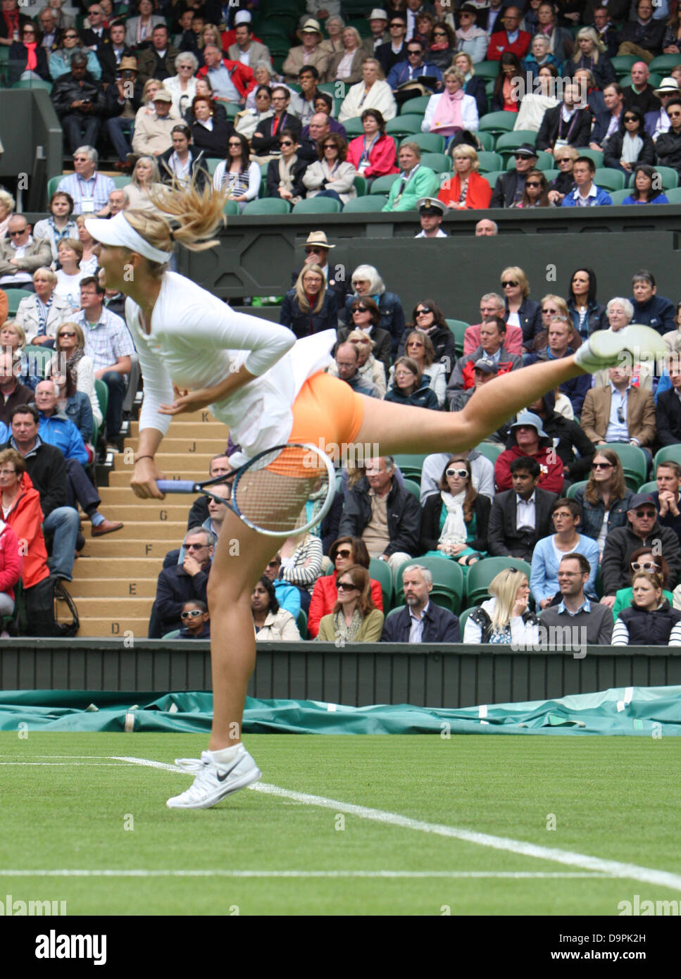 Londres, Royaume-Uni. 24 Juin, 2013. Maria Sharapova (RUS) contre Kristina Miadenovic(Fra) au cours de la première journée de la Le tennis de Wimbledon 2013 tenue à l'All England Lawn Tennis et croquet Club, Londres, Angleterre, Royaume-Uni. Credit : Action Plus Sport/Alamy Live News Banque D'Images