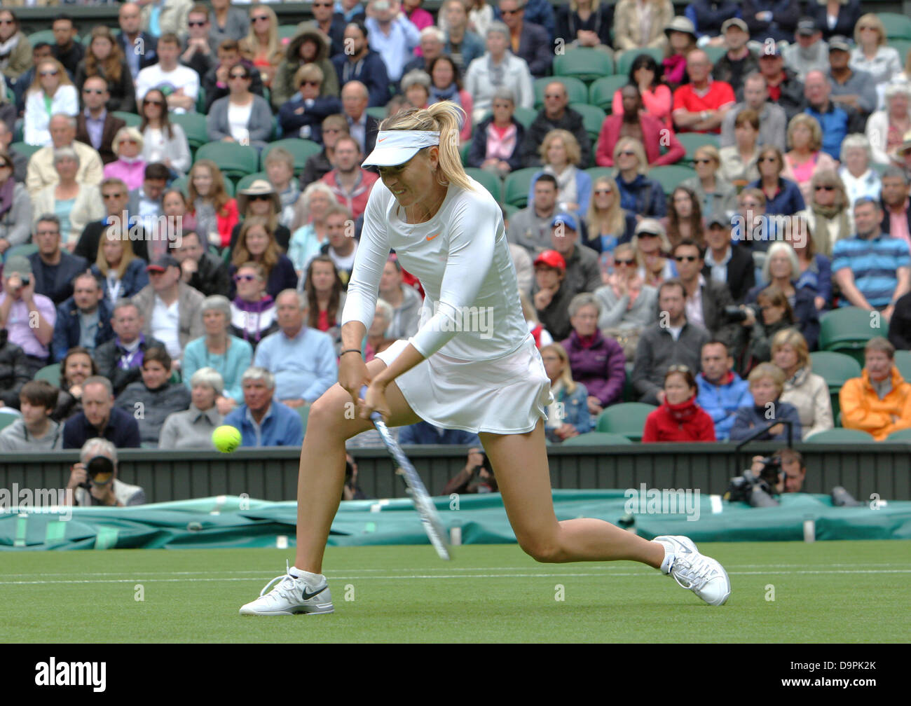 Londres, Royaume-Uni. 24 Juin, 2013. Maria Sharapova (RUS) contre Kristina Miadenovic(Fra) au cours de la première journée de la Le tennis de Wimbledon 2013 tenue à l'All England Lawn Tennis et croquet Club, Londres, Angleterre, Royaume-Uni. Credit : Action Plus Sport/Alamy Live News Banque D'Images