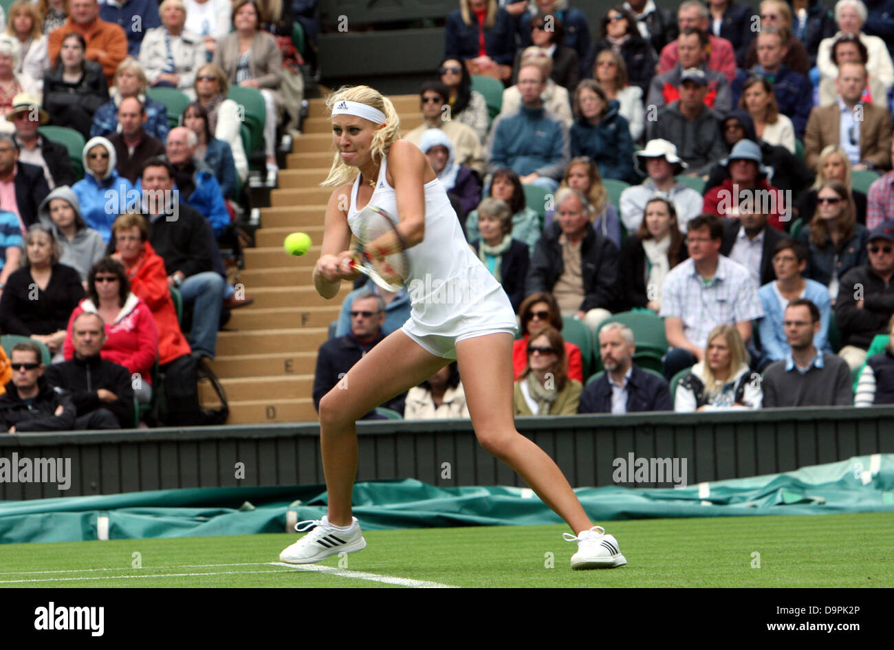 Londres, Royaume-Uni. 24 Juin, 2013. Maria Sharapova (RUS) contre Kristina Miadenovic(Fra) au cours de la première journée de la Le tennis de Wimbledon 2013 tenue à l'All England Lawn Tennis et croquet Club, Londres, Angleterre, Royaume-Uni. Credit : Action Plus Sport/Alamy Live News Banque D'Images