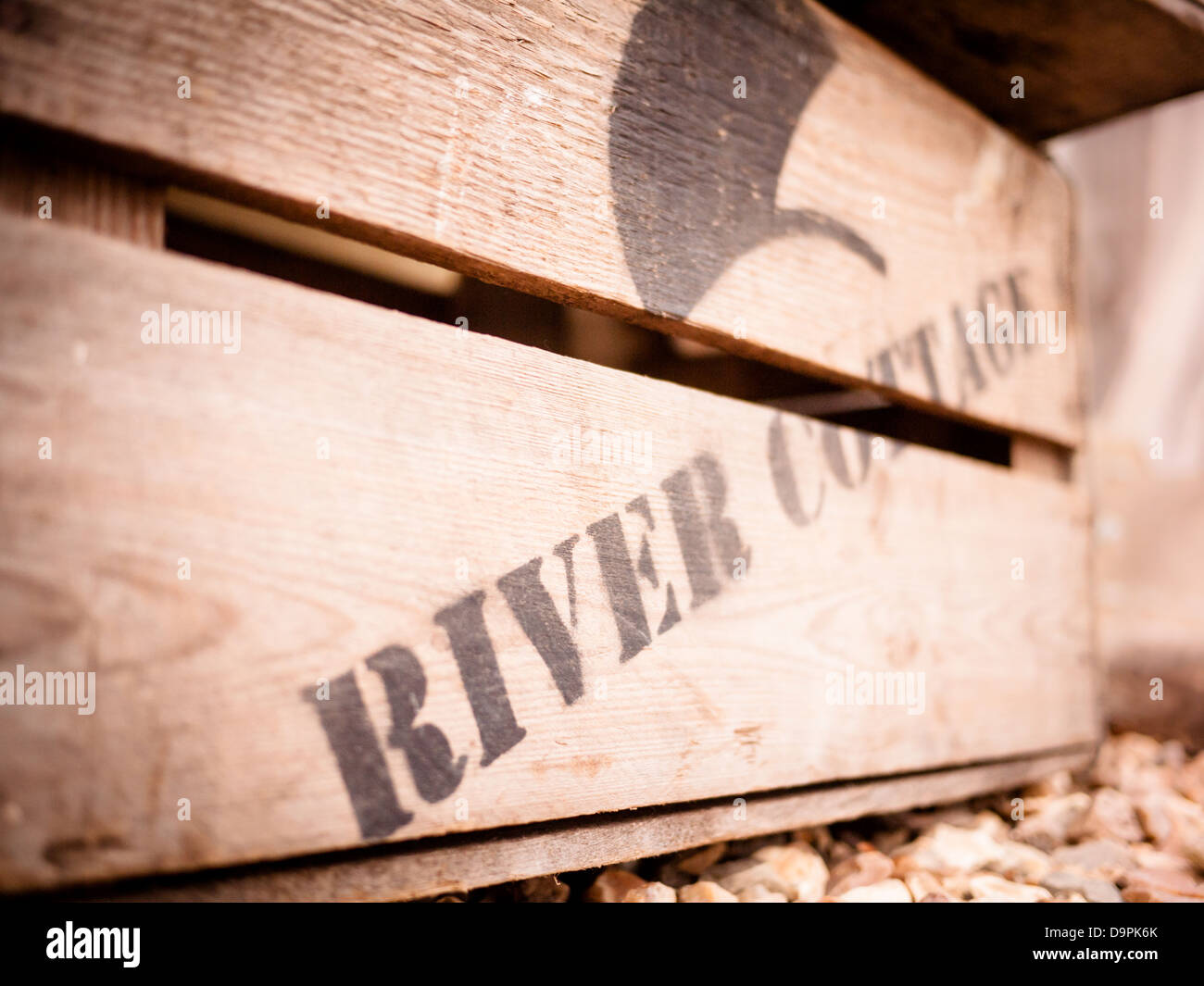 Des caisses en bois avec River Cottage logo, photographié à River Cottage de l'AC, de Devon. Banque D'Images