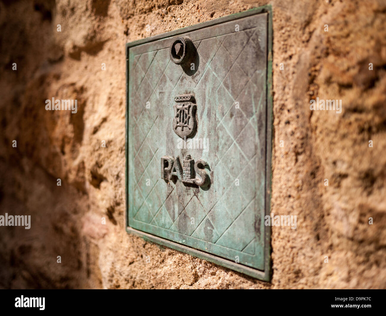 Couvercle en métal gravé le mot 'amis' et la protection. Photographie prise dans la rue dans le village médiéval de Pals, Espagne. Banque D'Images