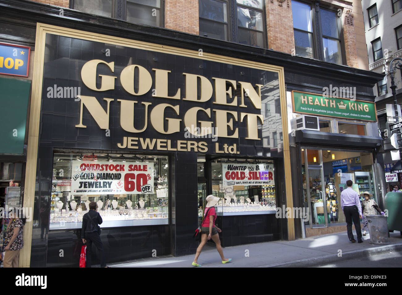 L'or et l'argent sont en demande au cours de cette période d'incertitude économique. Les bijoutiers et les acheteurs de métaux précieux dans le quartier financier, NYC Banque D'Images