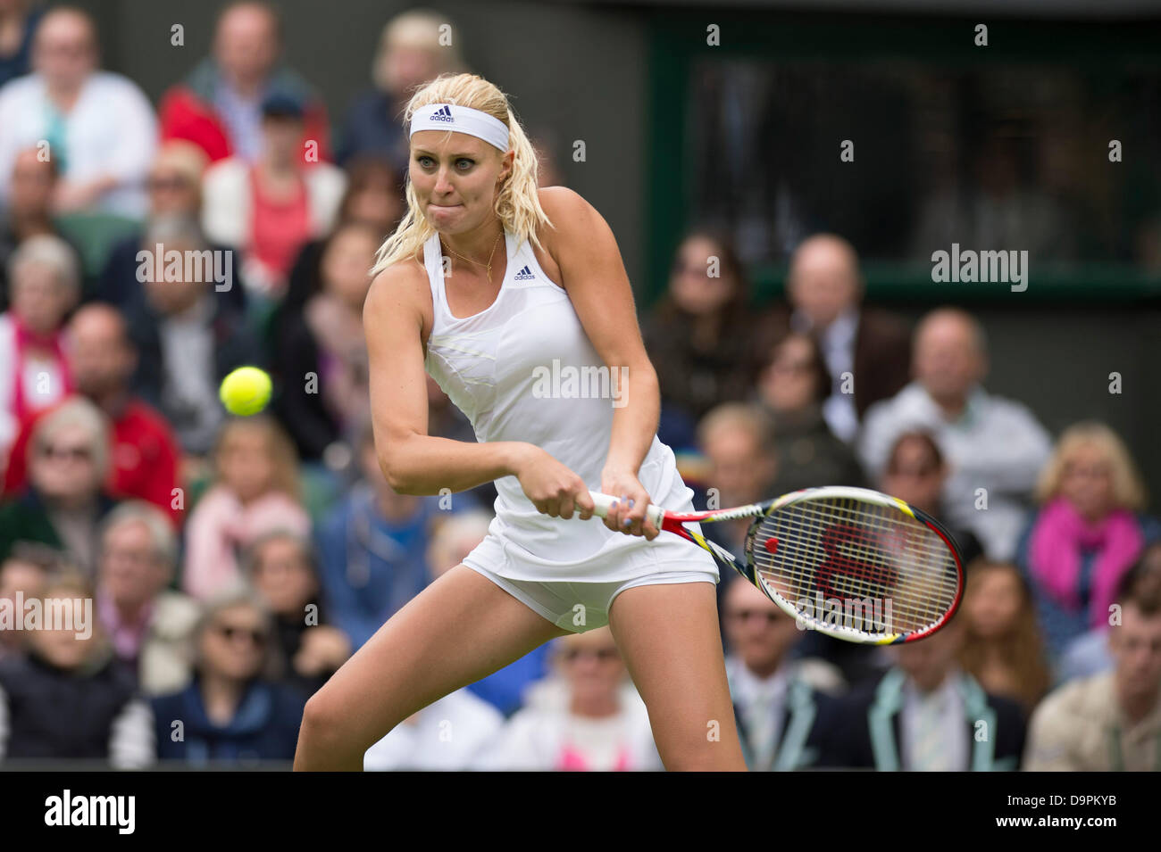 Londres, Royaume-Uni. 24 Juin, 2013. Les Championnats de tennis de Wimbledon 2013 tenue à l'All England Lawn Tennis et croquet Club, Londres, Angleterre, Royaume-Uni. Kristina Mladenovic (FRA) v Maria Sharapova (RUS) [3] (le port d'un pare-soleil). Credit : Duncan Grove/Alamy Live News Banque D'Images