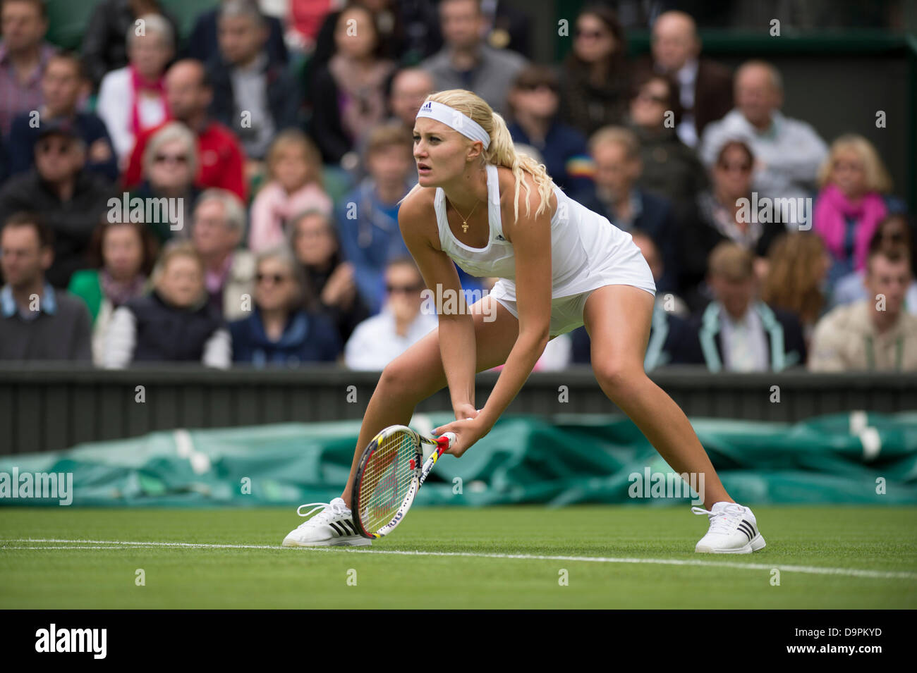 Londres, Royaume-Uni. 24 Juin, 2013. Les Championnats de tennis de Wimbledon 2013 tenue à l'All England Lawn Tennis et croquet Club, Londres, Angleterre, Royaume-Uni. Kristina Mladenovic (FRA) v Maria Sharapova (RUS) [3] (le port d'un pare-soleil). Credit : Duncan Grove/Alamy Live News Banque D'Images