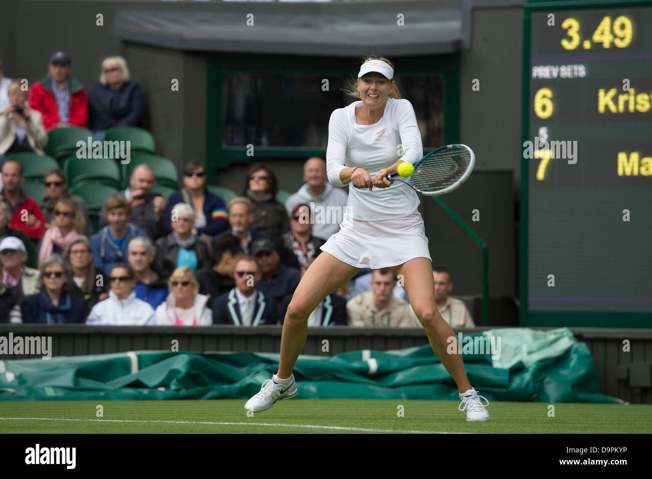 Londres, Royaume-Uni. 24 Juin, 2013. Les Championnats de tennis de Wimbledon 2013 tenue à l'All England Lawn Tennis et croquet Club, Londres, Angleterre, Royaume-Uni. Kristina Mladenovic (FRA) v Maria Sharapova (RUS) [3] (le port d'un pare-soleil). Credit : Duncan Grove/Alamy Live News Banque D'Images