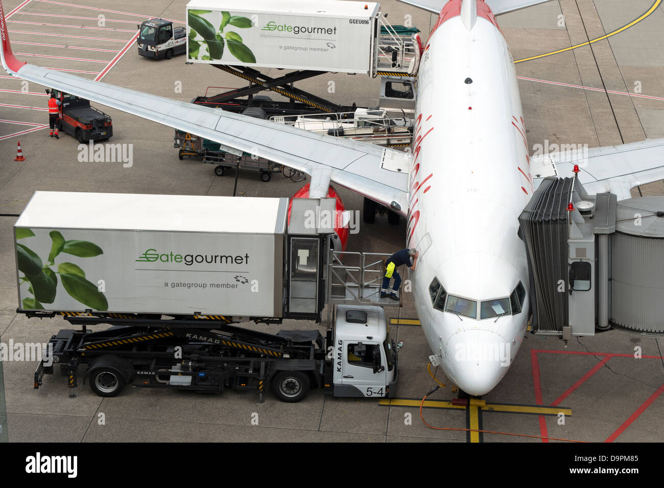 La nourriture fournie par la compagnie aérienne Gategourmet être chargés à bord d'un avion commercial Banque D'Images