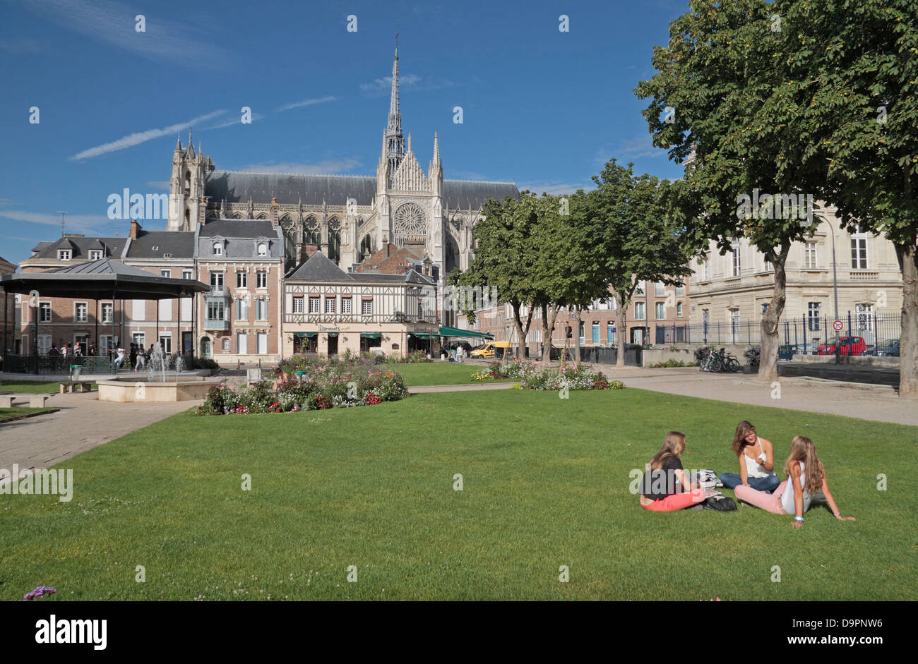 À la place de Jules Bocquet vers la cathédrale d'Amiens, Amiens, Picardie, Somme, France. Banque D'Images