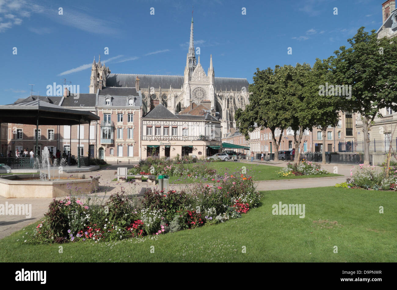 À la place de Jules Bocquet vers la cathédrale d'Amiens, Amiens, Picardie, Somme, France. Banque D'Images