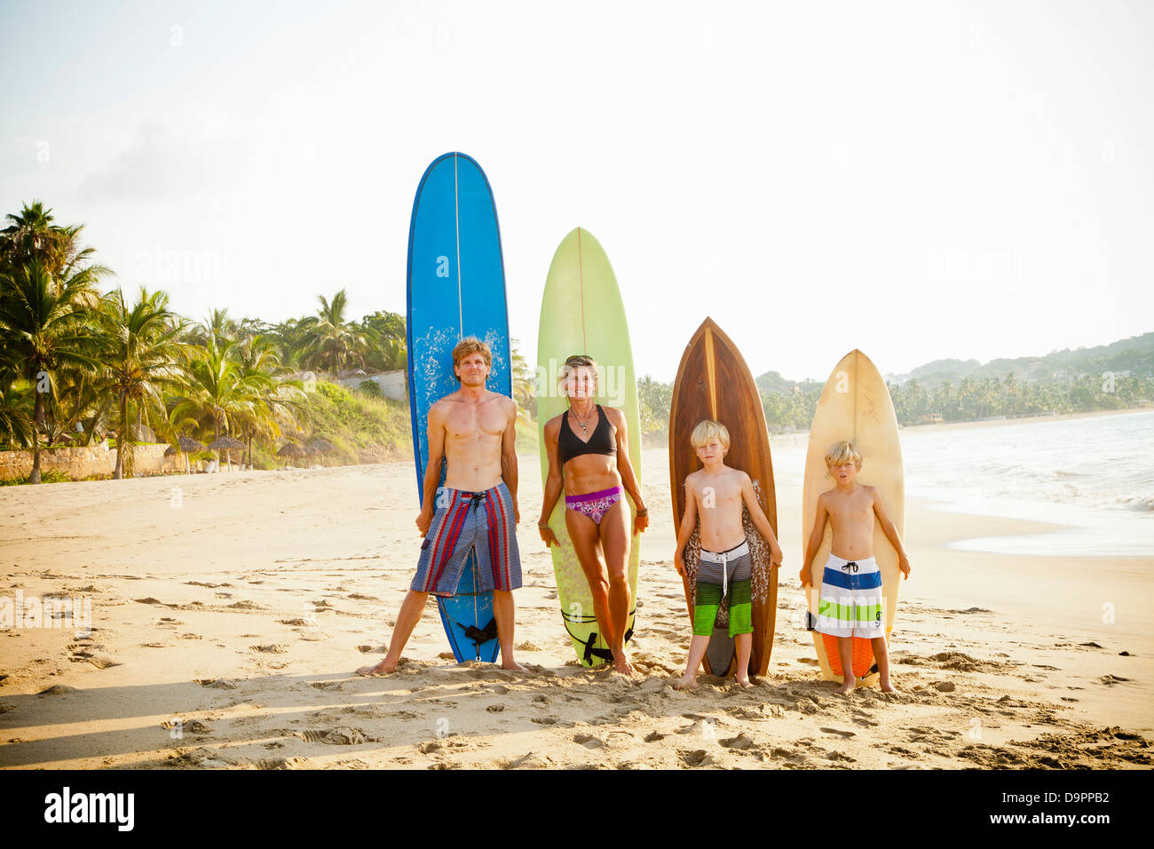 Family on beach with surfboards Banque D'Images Family on beach with surfboards Banque D'Images