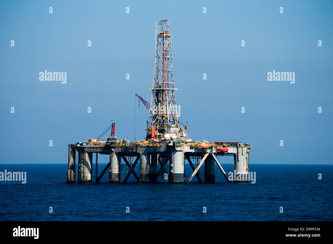 Plate-forme de forage en zone au large des côtes du Brésil, travaillant pour la compagnie pétrolière Petrobras. Banque D'Images