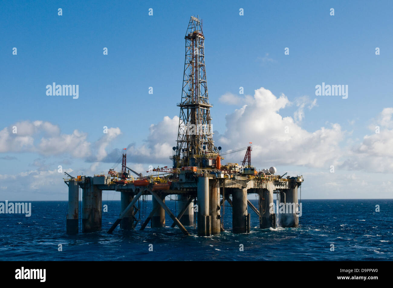 Plate-forme de forage en zone au large des côtes du Brésil, travaillant pour la compagnie pétrolière Petrobras. Banque D'Images