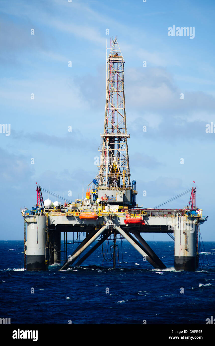 Plate-forme de forage en zone au large des côtes du Brésil, travaillant pour la compagnie pétrolière Petrobras. Banque D'Images