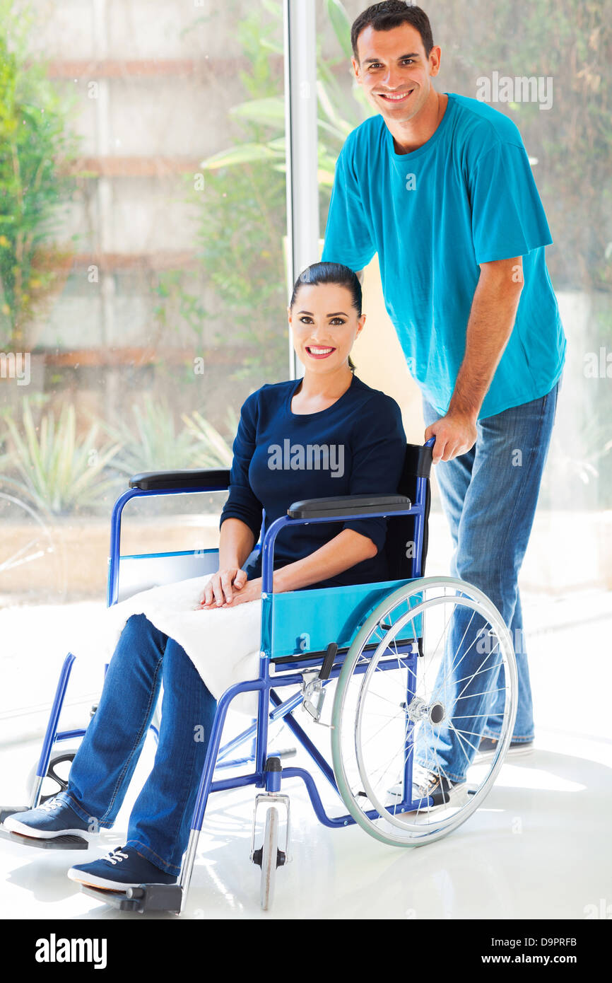 Prendre soin mari et femme au foyer handicapés Banque D'Images