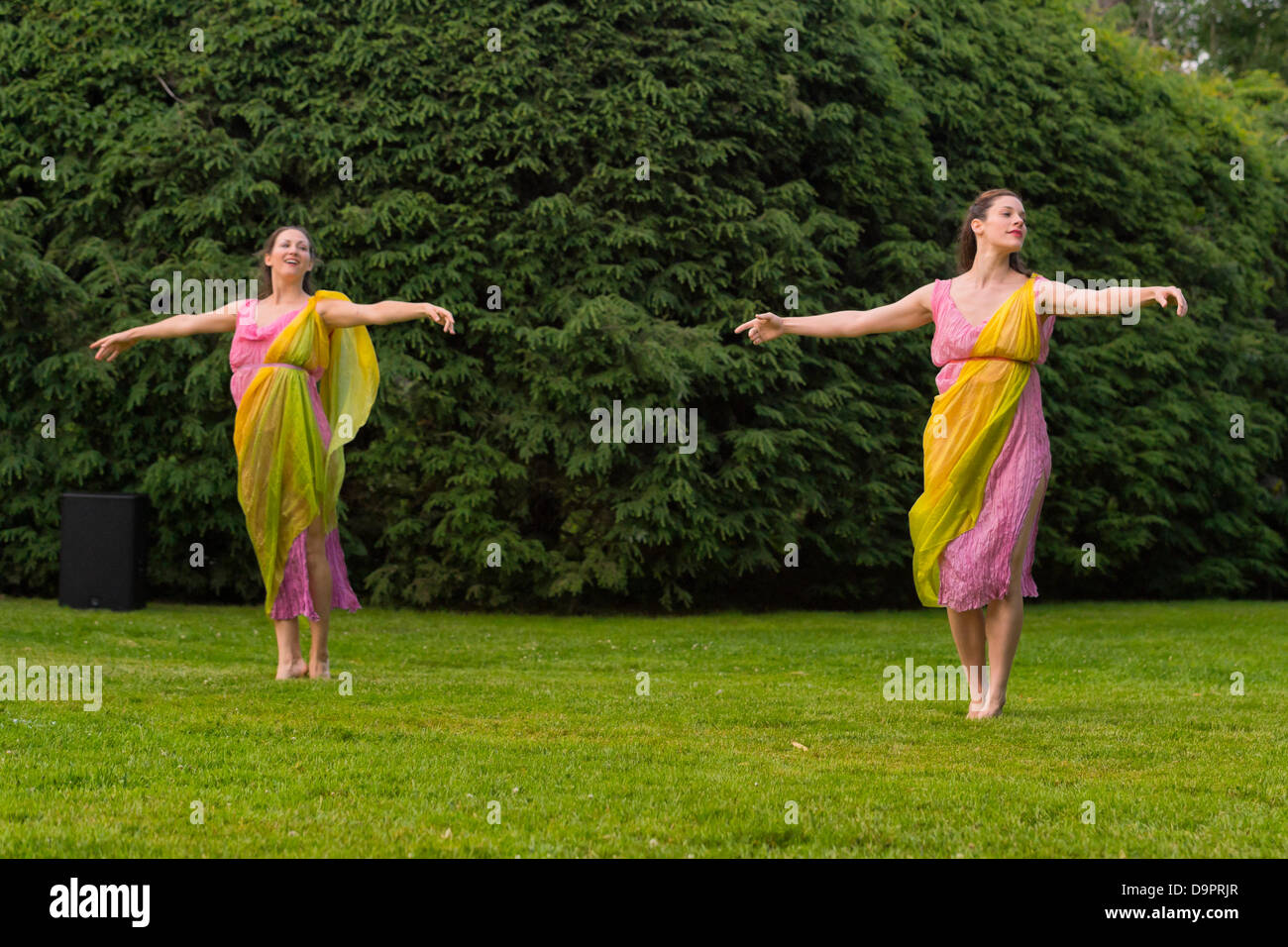 Old Westbury, New York, États-Unis 22 juin 2013. Deux danseurs dans Lori Belilove & l'Isadora Duncan Dance Company, avec le Beliloveables, danse en robes colorées qui s'écoule dans le Songe d'une nuit d'événement à Old Westbury Gardens, tout au long de l'allumé en raison de l'historique de l'île Long La Côte d'or immobilier. Banque D'Images