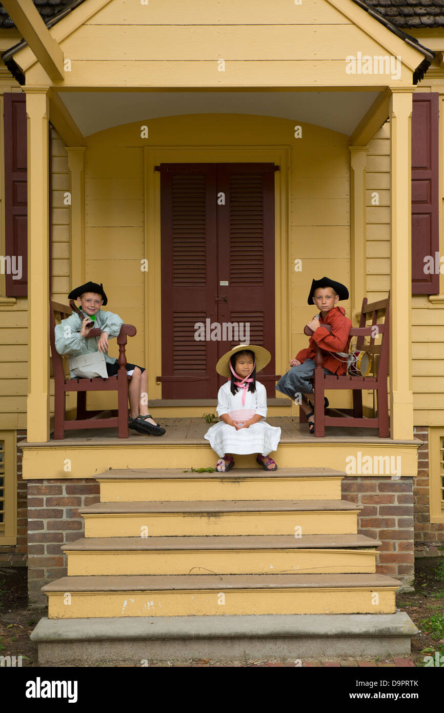 Les enfants en costume s'asseoir sur le démarchage, Williamsburg, Virginie, USA Banque D'Images