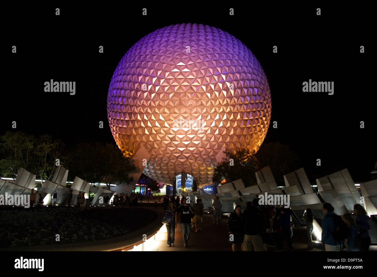 Le parc Epcot Center ball géodésique dans la nuit. Banque D'Images